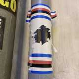 Imbocchiamo ora strada Palazzo di Citt� dove spiccano tanti adesivi della Sampdoria, club genovese gemellato con il Bari